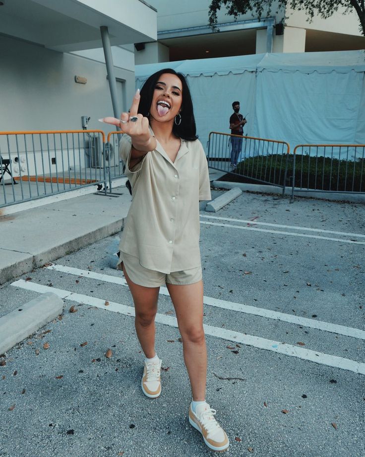 outfit thể thao của Becky G