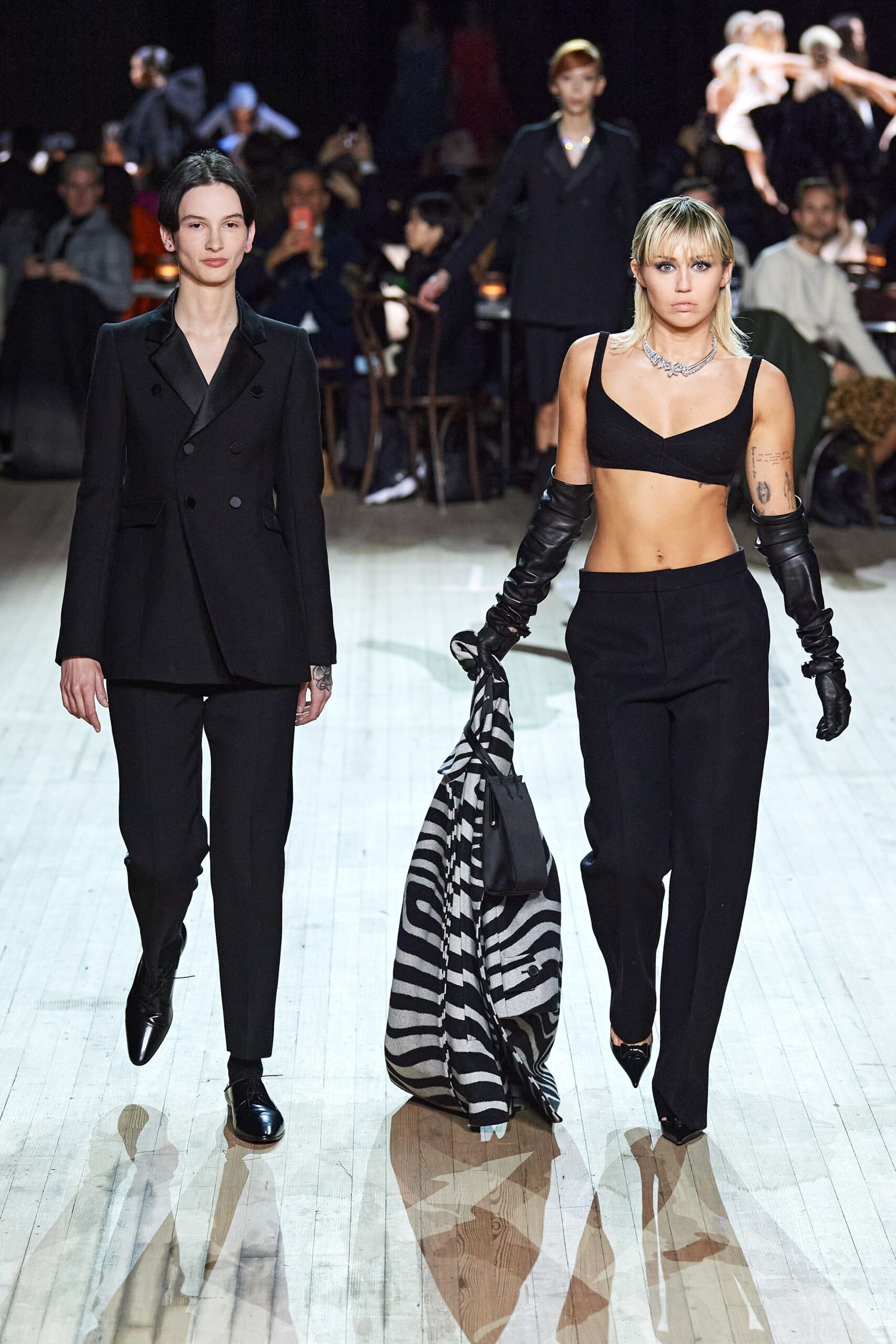 outfit thể thao của Miley Cyrus 0039