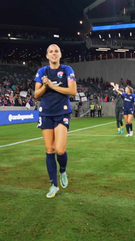 thời trang Alex Morgan